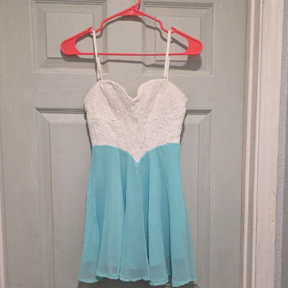 Xenia Boutique White and Aqua Lace Sweetheart Mini Dress